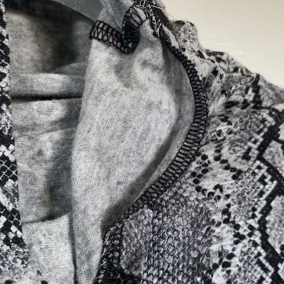 Snake print turtleneck - Picture 5 of 6